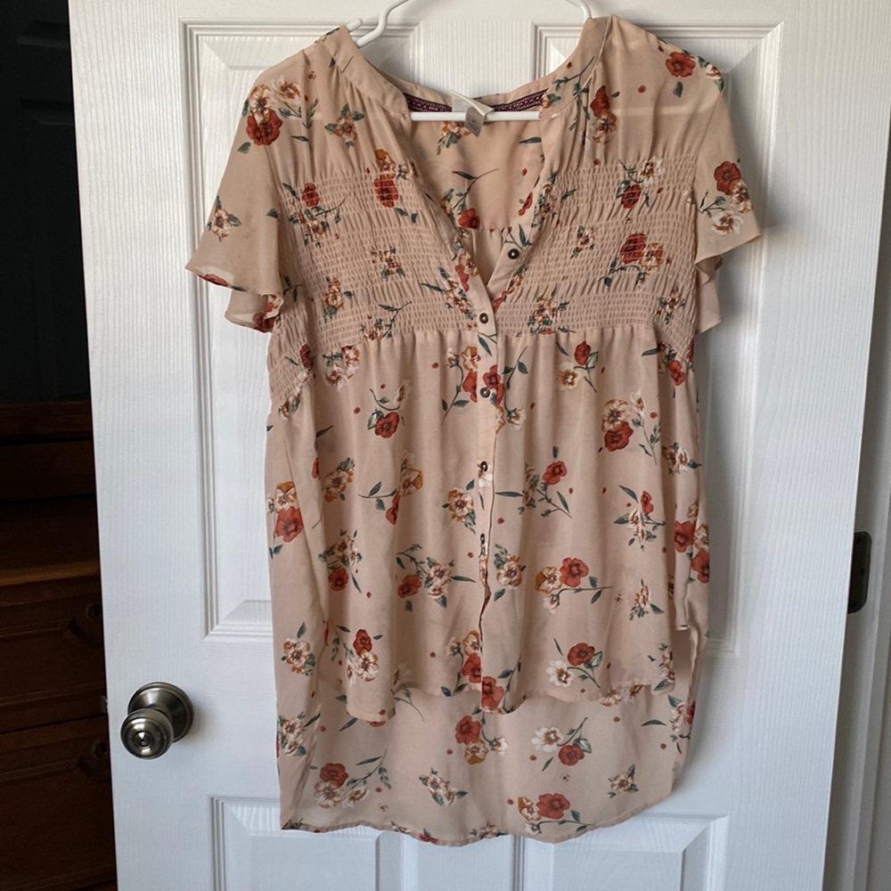 Knox Rose peachy/pink sheer floral top with flutter sleeves - size M